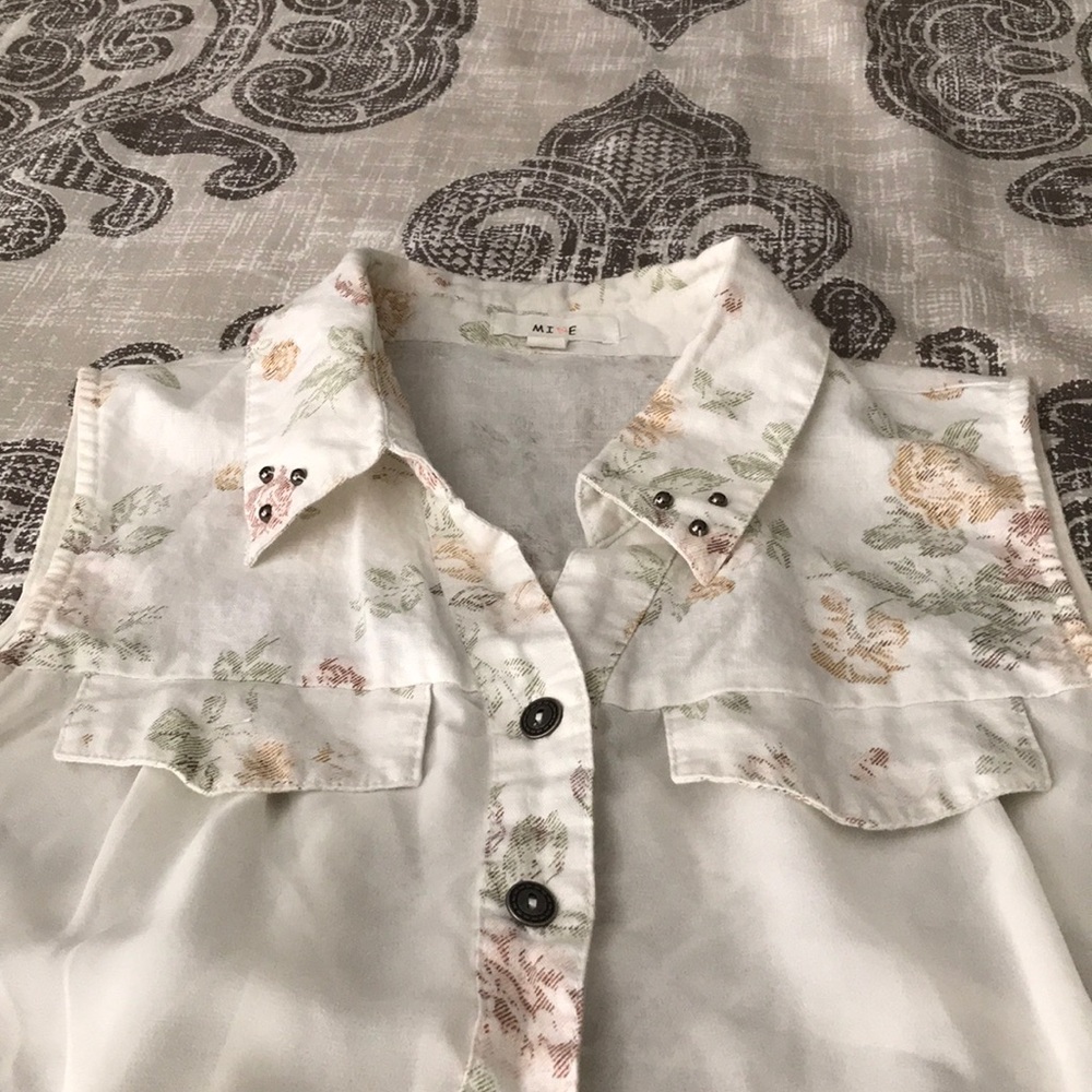 MINE Summer Sleeveless Floral Button Top